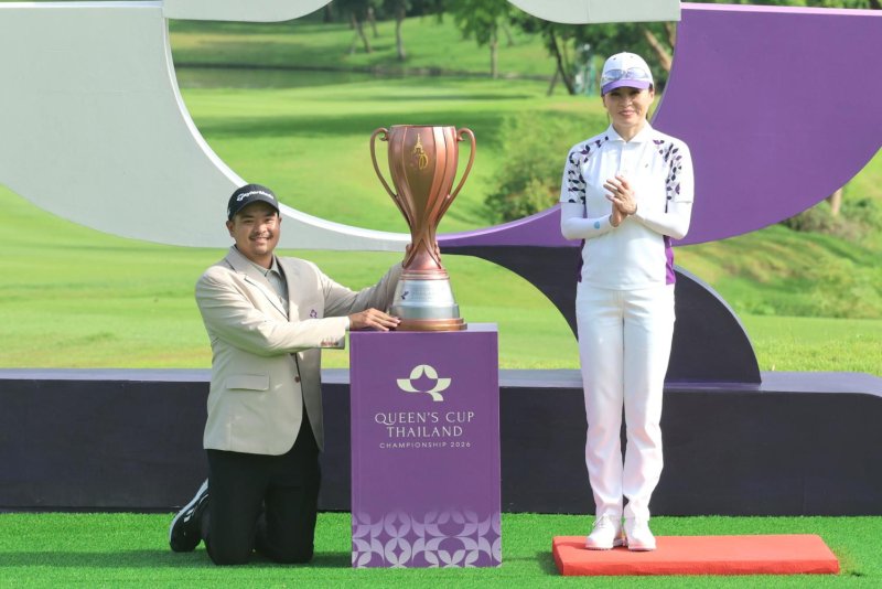 Ekpharit Wu receives the trophy from Her Majesty Queen Suthida. Royal Household Bureau