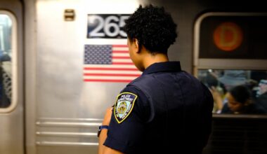 NYPD officer in the subway / Charly Triballeau