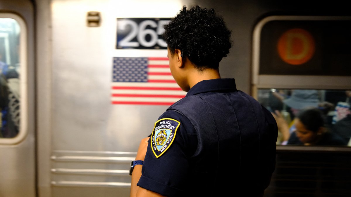 NYPD officer in the subway / Charly Triballeau