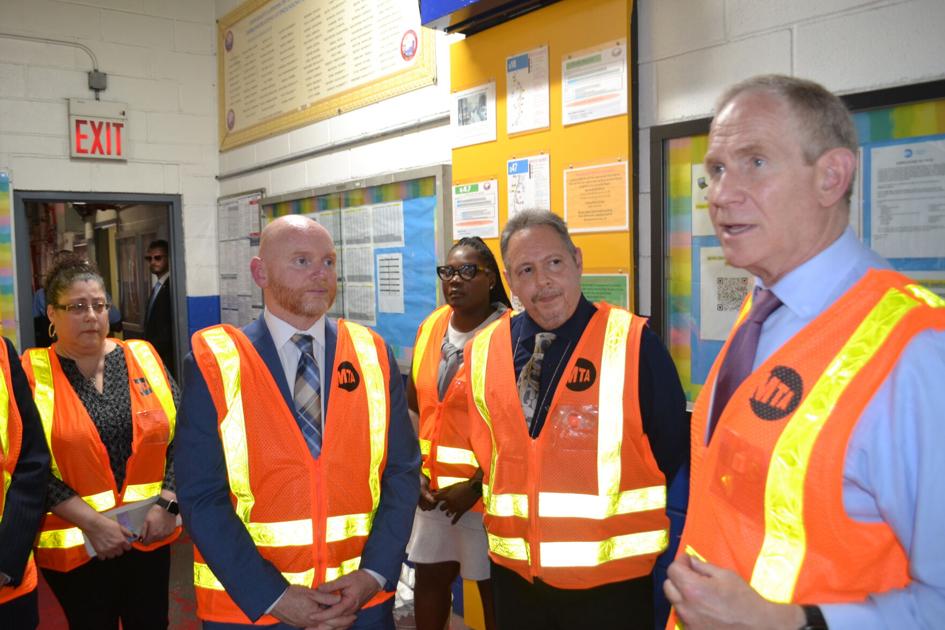 MTA boss makes bus stop in East Elmhurst |
