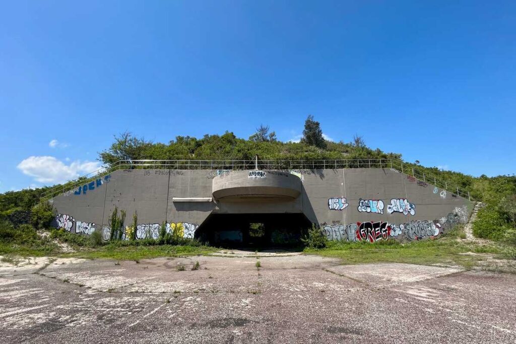 Hidden at the edge of Queens, this abandoned 1917 US Army base features decaying World War II bunkers and highly secluded white-sand beaches