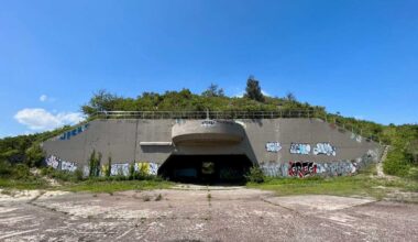 Hidden at the edge of Queens, this abandoned 1917 US Army base features decaying World War II bunkers and highly secluded white-sand beaches