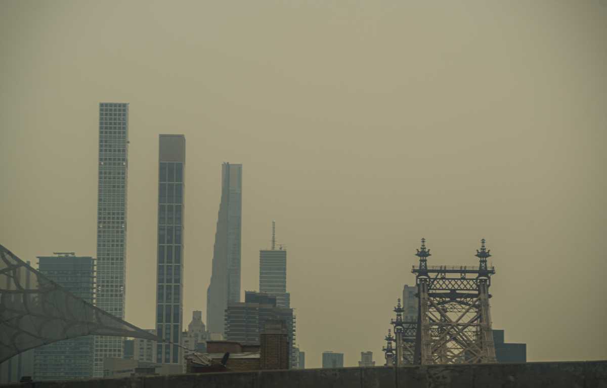 Air quality alert: NYC handing out free KN95 masks as smoke from Canadian wildfires reaches unhealthy levels