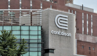 As New York swelters, Con Ed cuts voltage, asks parts of the Bronx and Manhattan to conserve