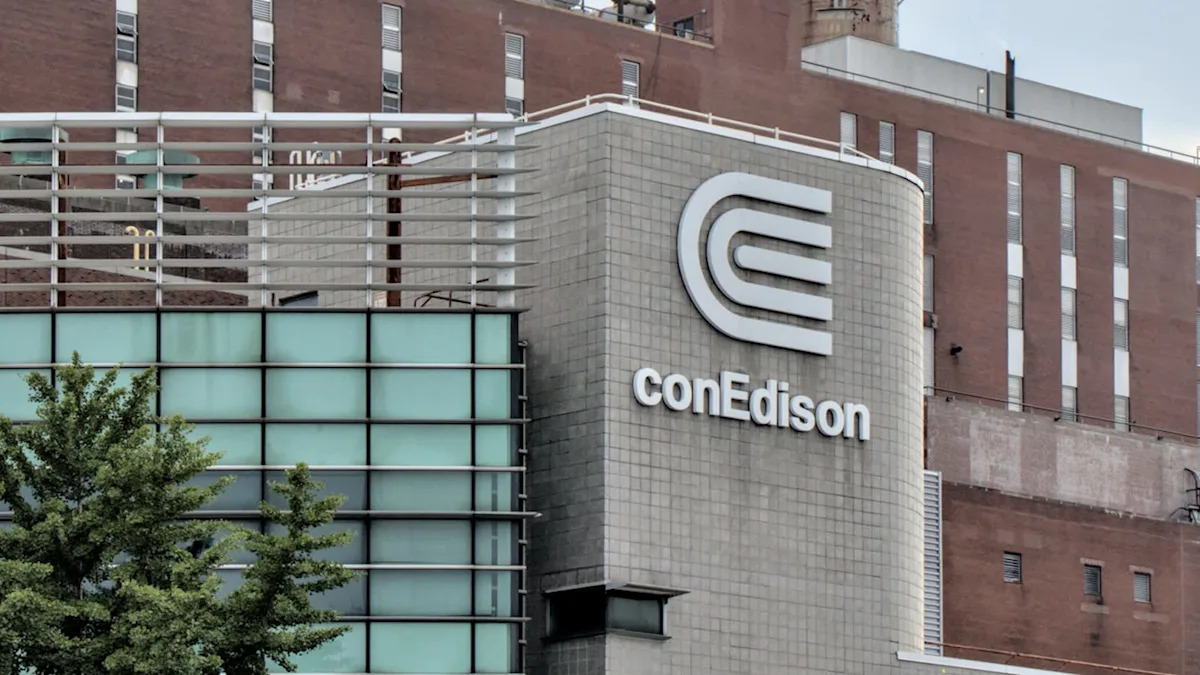 As New York swelters, Con Ed cuts voltage, asks parts of the Bronx and Manhattan to conserve