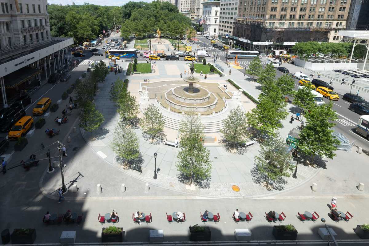 New pedestrian plaza opens on Fifth Avenue, offering concessions and public seating