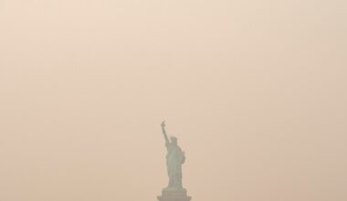 Wildfire smoke makes air unhealthy from the US Midwest to East Coast. Officials say stay inside