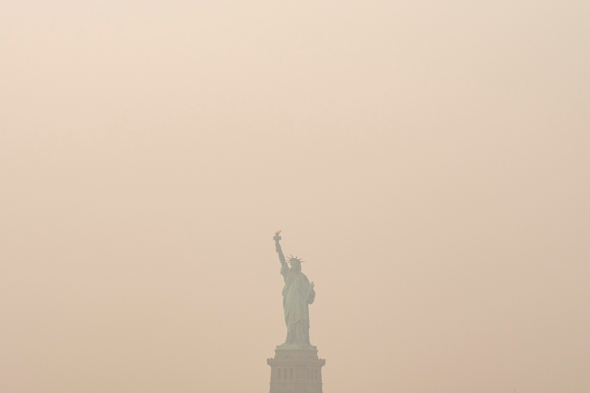Wildfire smoke makes air unhealthy from the US Midwest to East Coast. Officials say stay inside