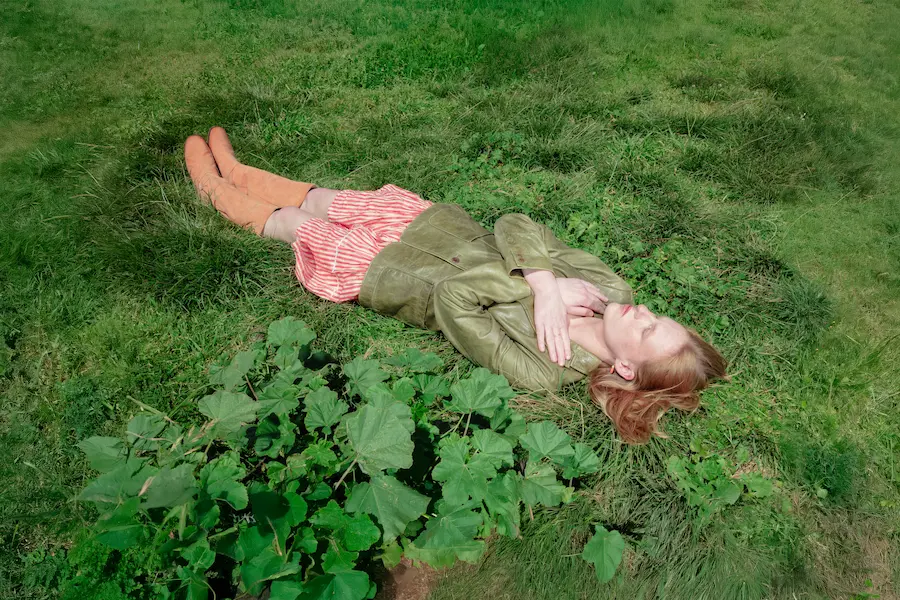 Audrey Hobert (image via the artist's official website)