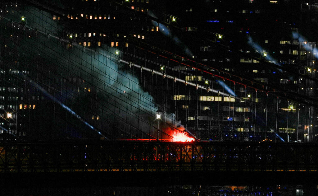 Fire breaks out on Brooklyn Bridge during July 4 fireworks (Photo: REUTERS/Angelina Katsanis) גשר ברוקלין נשרף