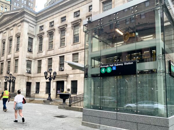 A new elevator on Joralemon Street connects to the Borough Hall subway station’s mezzanine level. Brooklyn Borough Hall can be seen rear left. Photo: Mary Frost/Brooklyn Eagle