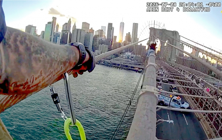 VIDEO: Cops Rescue Suicidal Woman Perched on Brooklyn Bridge Beam