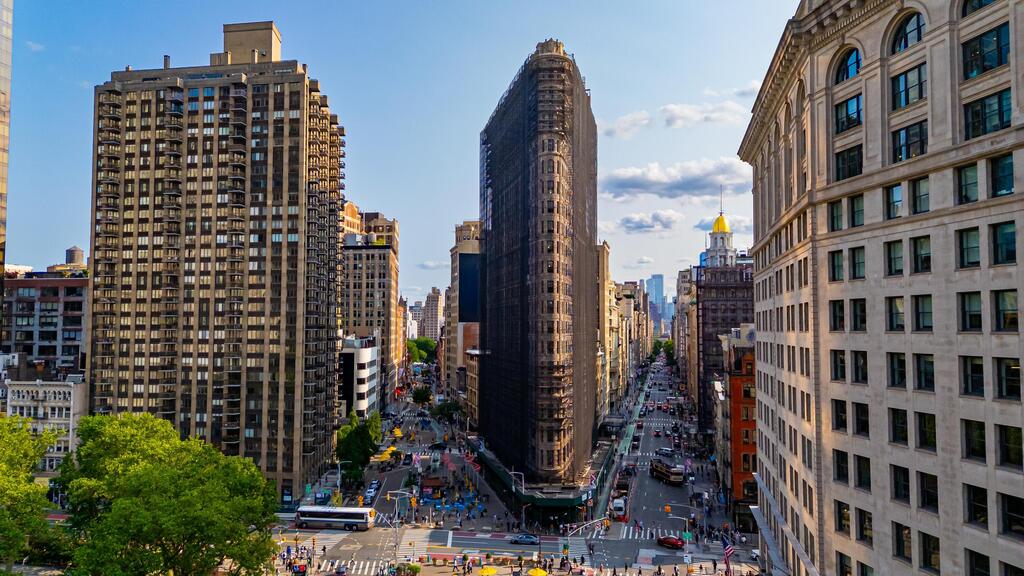 The Flatiron Building covered in scaffolding during its conversion (Photo: Terelyuk, Shutterstock) בניין פלאטאיירון, הקדים את זמנו