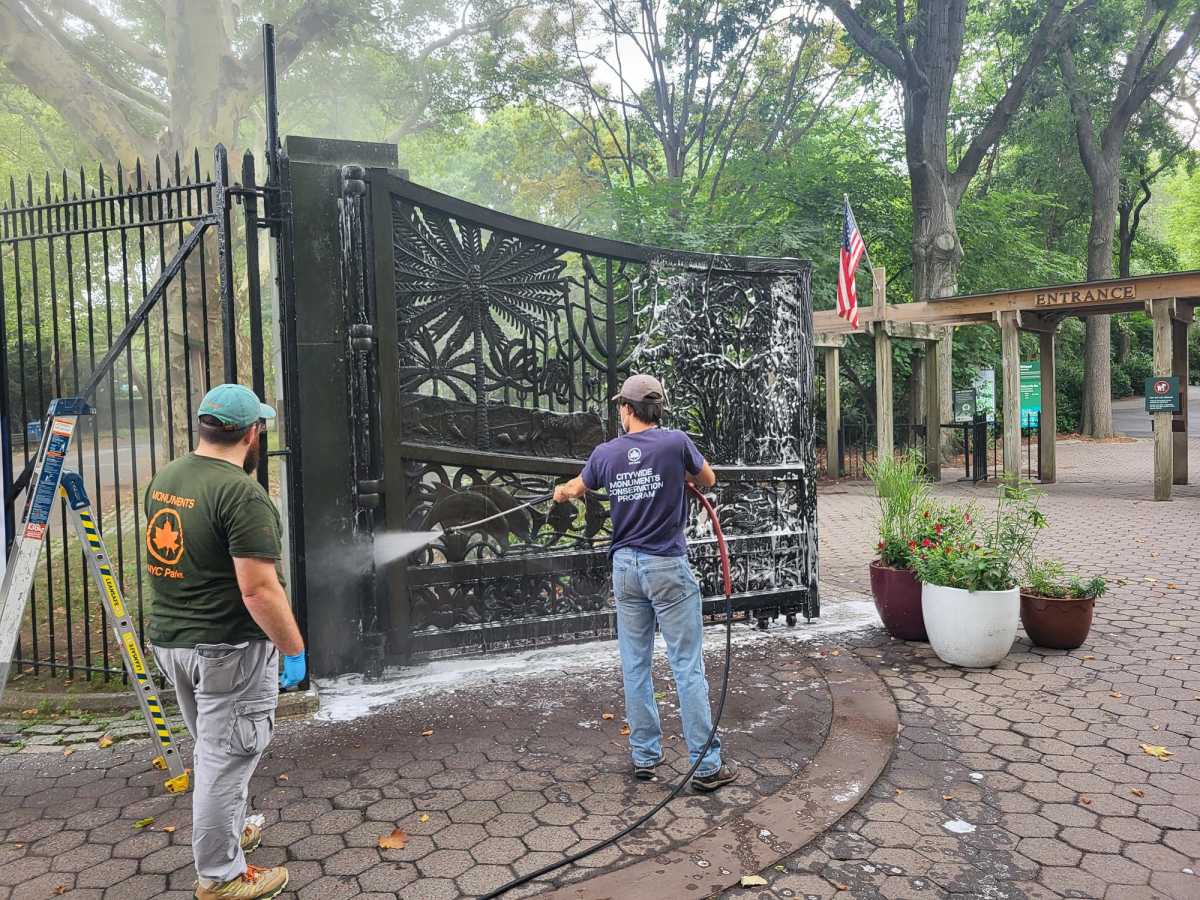 Interns clean iconic monuments at Flushing Meadows Corona Park through NYC Parks Citywide Monuments Conservation Program – QNS