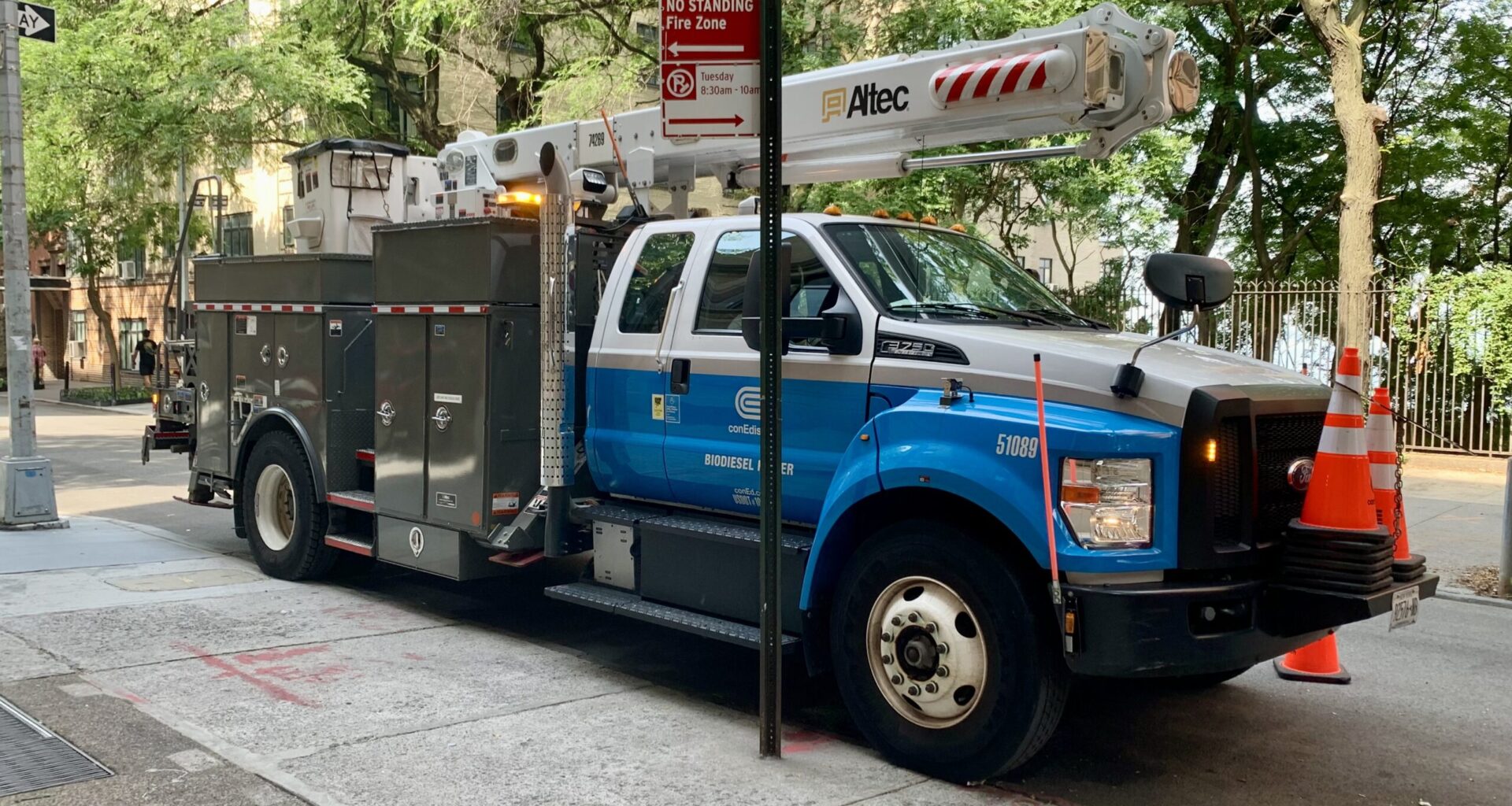 A Consolidated Edison truck parked on Columbia Heights in Brooklyn Heights. Photo: Mary Frost/Brooklyn Eagle