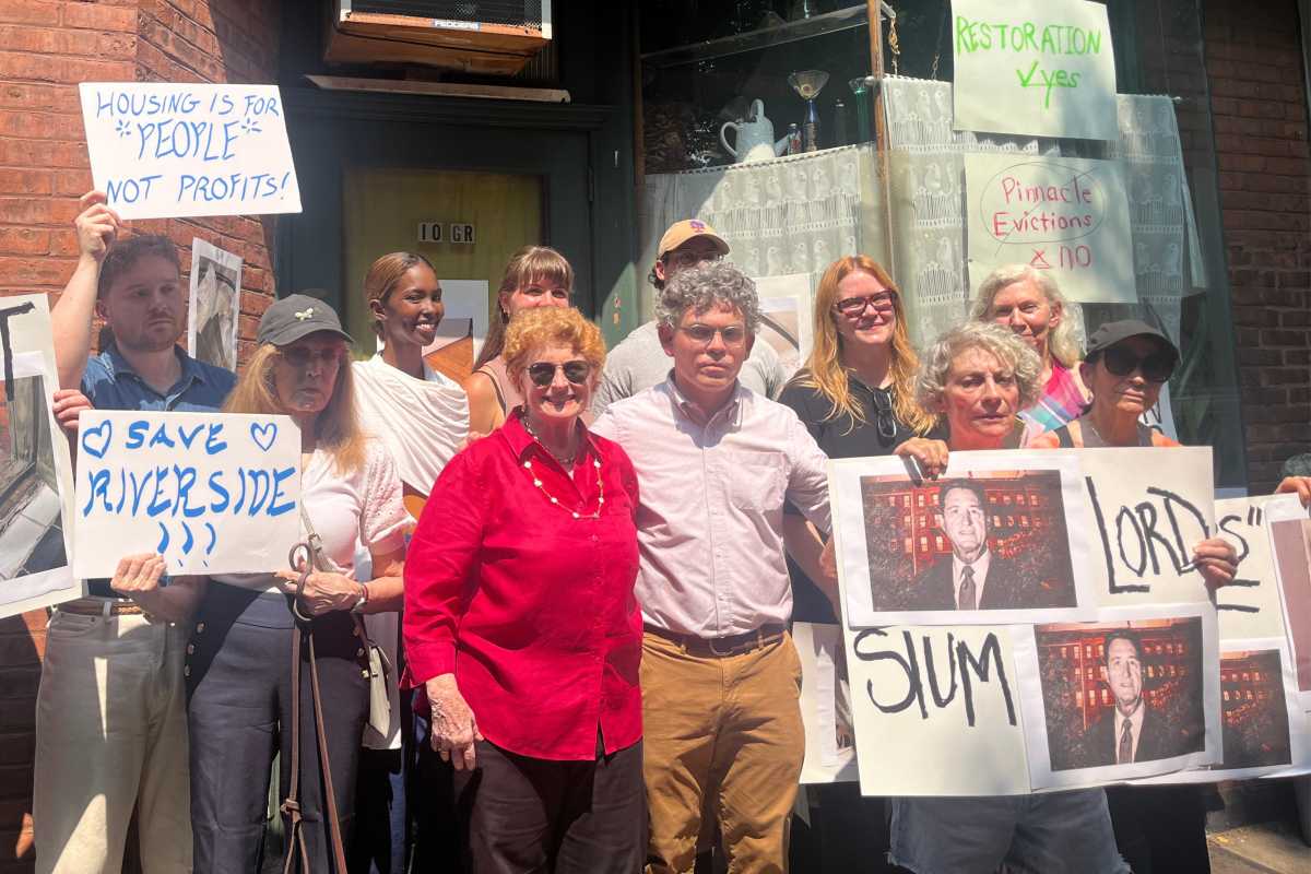 Tenants battle rodents, mites and rent hikes at Pinnacle-owned Riverside Apartments in Brooklyn Heights • Brooklyn Paper