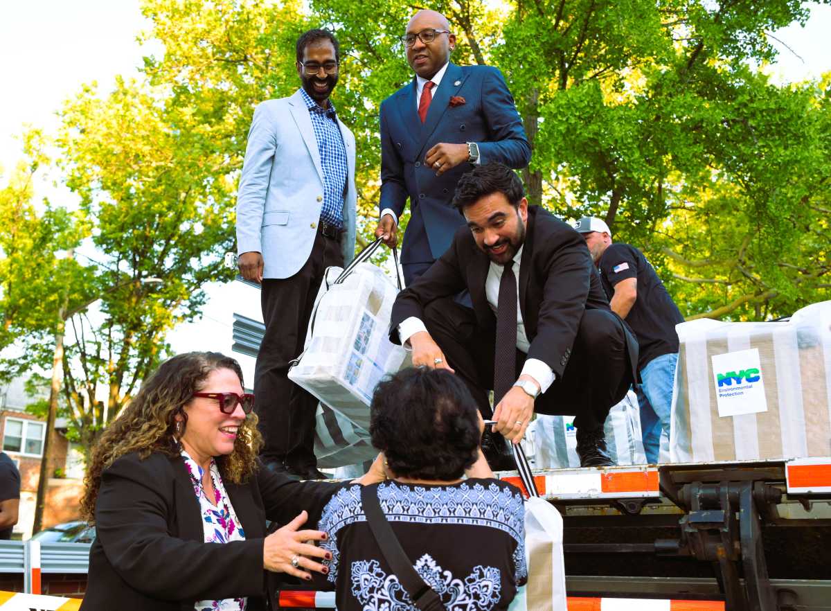 Mamdani distributes flood preparedness kits alongside DEP in East Elmhurst – QNS