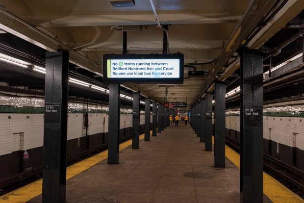 A sign in the closed 21st St. subway station on the G line announces the weekend outage. (Evan Simko-Bednarski / New York Daily News)