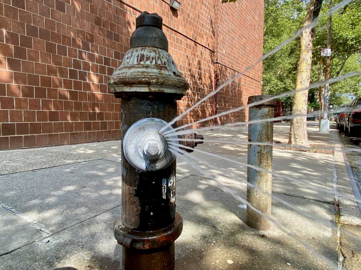 NYC Heat Emergency: Mamdani Expands Pools, Cooling Centers – New York Family