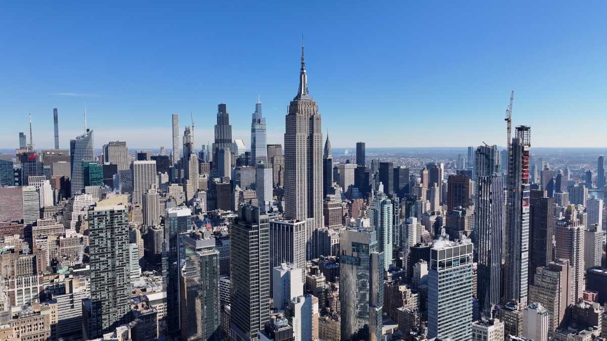BREAKING: 2 people scale the Empire State Building’s needle to wave peace banner in apparent engagement stunt