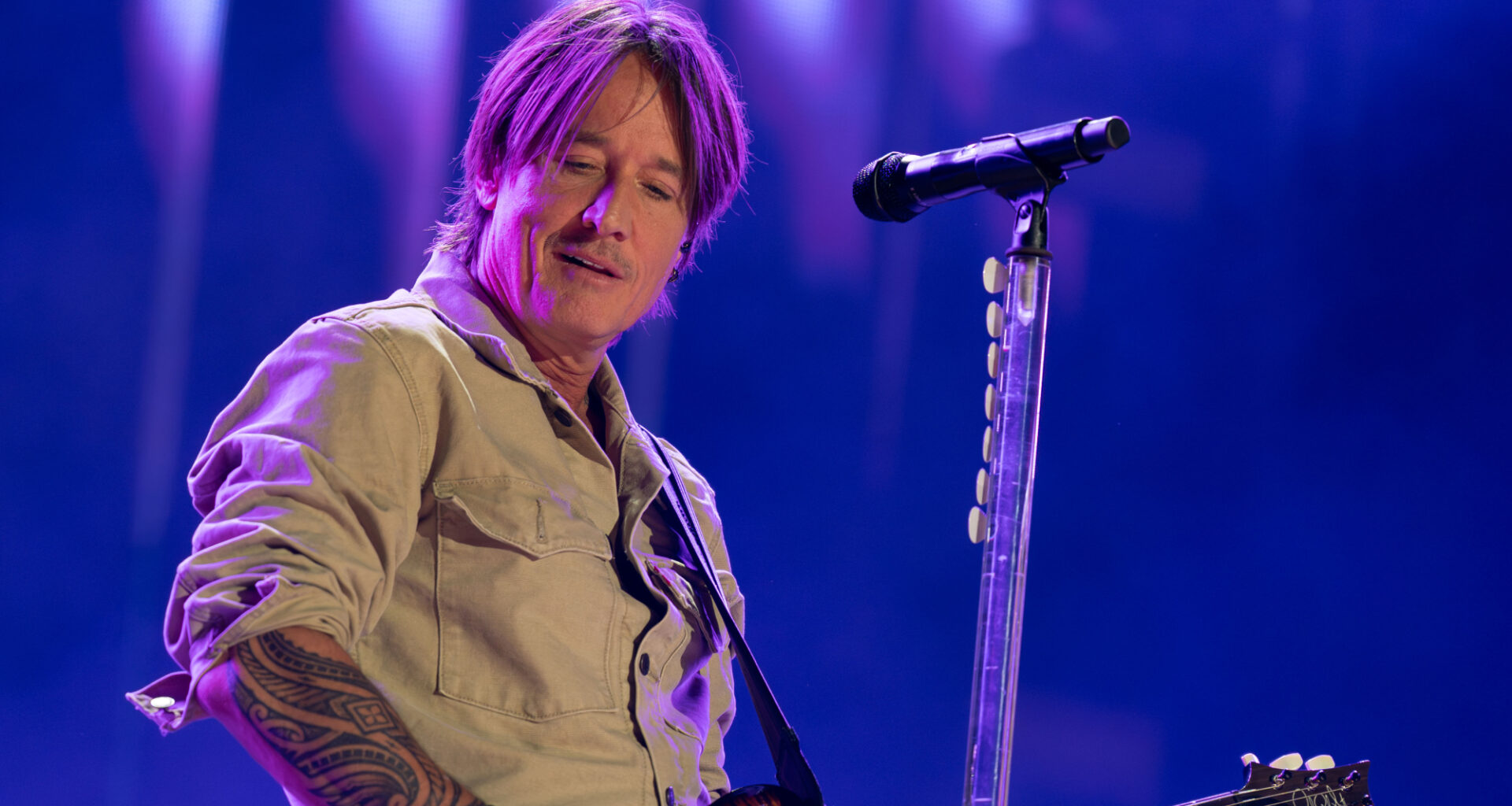 Keith Urban Plays Surprise Set on NYC Ferry, Reacts To Playful Roasting From the Crowd