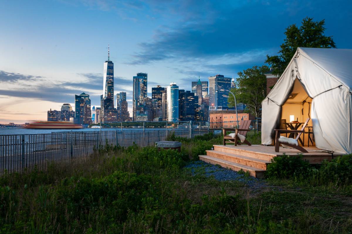 Only an 8 minute ferry from Manhattan: this luxury waterfront glamping retreat is hosting morning yoga, nightly s’mores, and 250th anniversary ship flotilla views during this year’s July 4th weekend