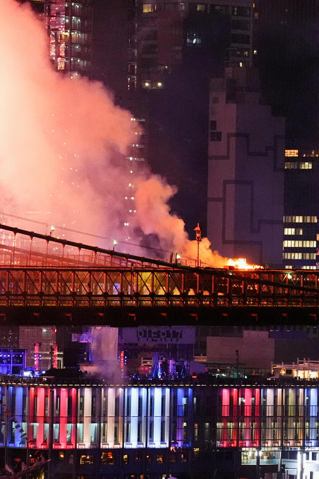 Fire breaks out on Brooklyn Bridge during July 4 fireworks (Photo: REUTERS/Angelina Katsanis) גשר ברוקלין נשרף