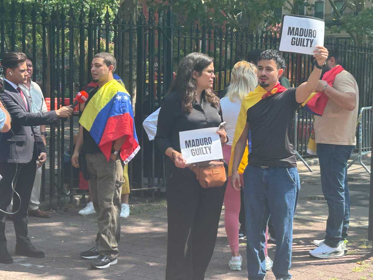 Protesters both for and against deposed Venezuelan despot Nicolas Maduro were seen outside the Manhattan federal courthouse.
