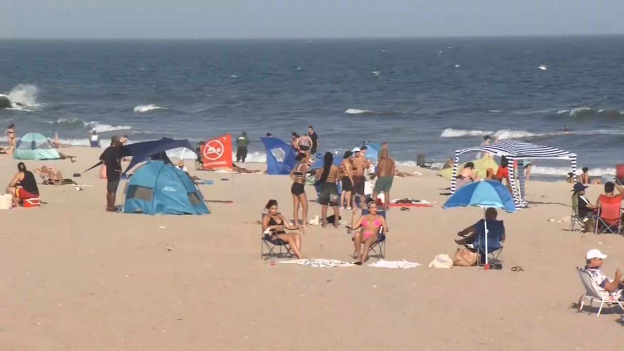 New Yorkers beat the heat as temperatures soar