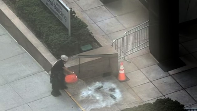 Man in custody after setting off ‘incendiary device’ outside federal building in Manhattan – Deltaplex News
