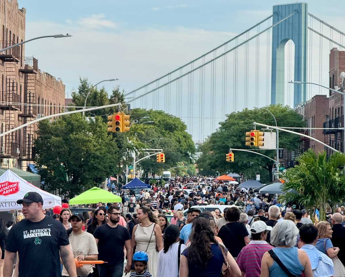 Friday night lights: Third Avenue comes alive as Bay Ridge Summer Stroll returns • Brooklyn Paper