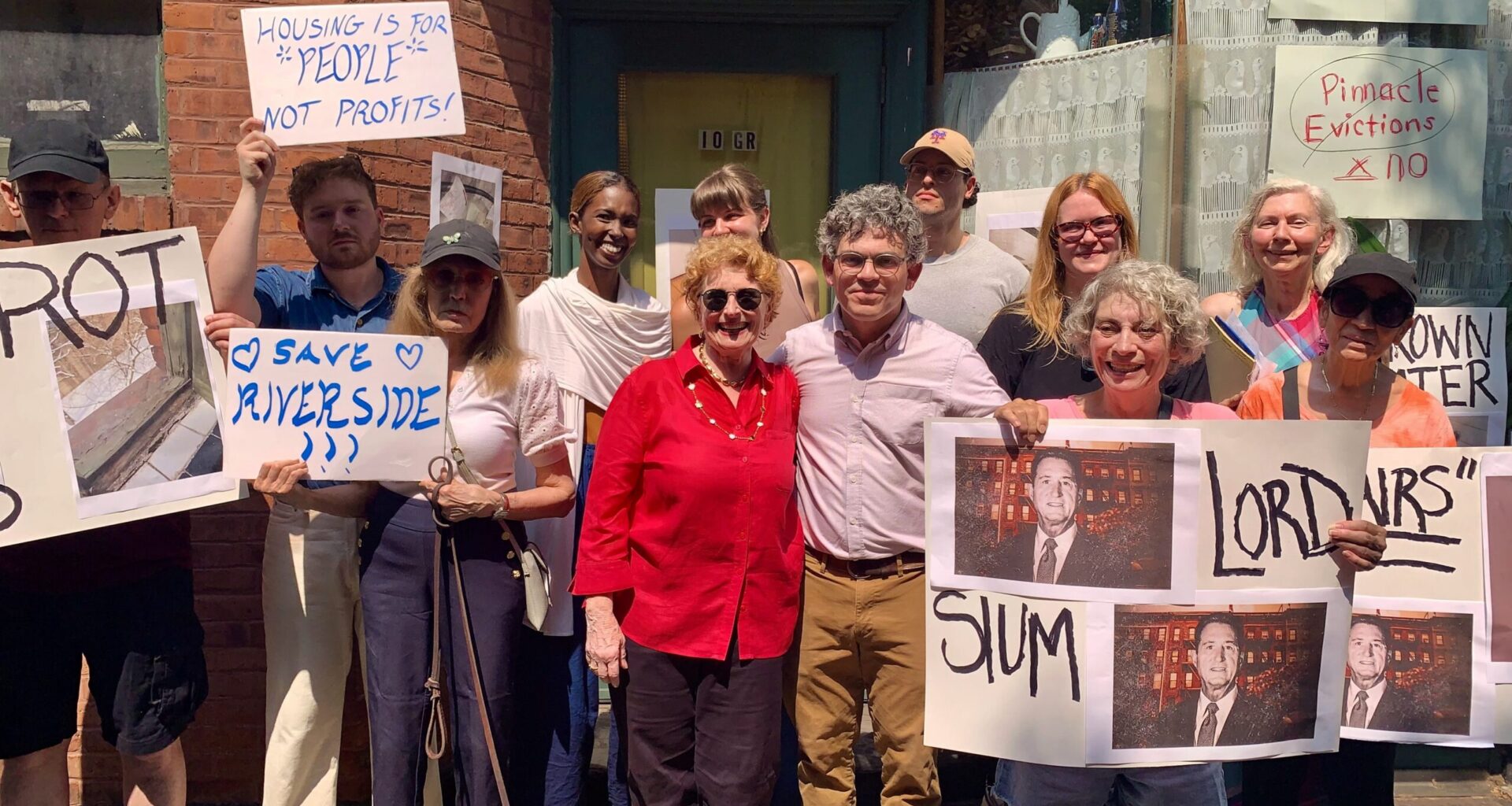 Tenants at the historic Riverside Houses in Brooklyn Heights rallied on Wednesday to protest what they say are deplorable conditions. Photo: Mary Frost/Brooklyn Eagle
