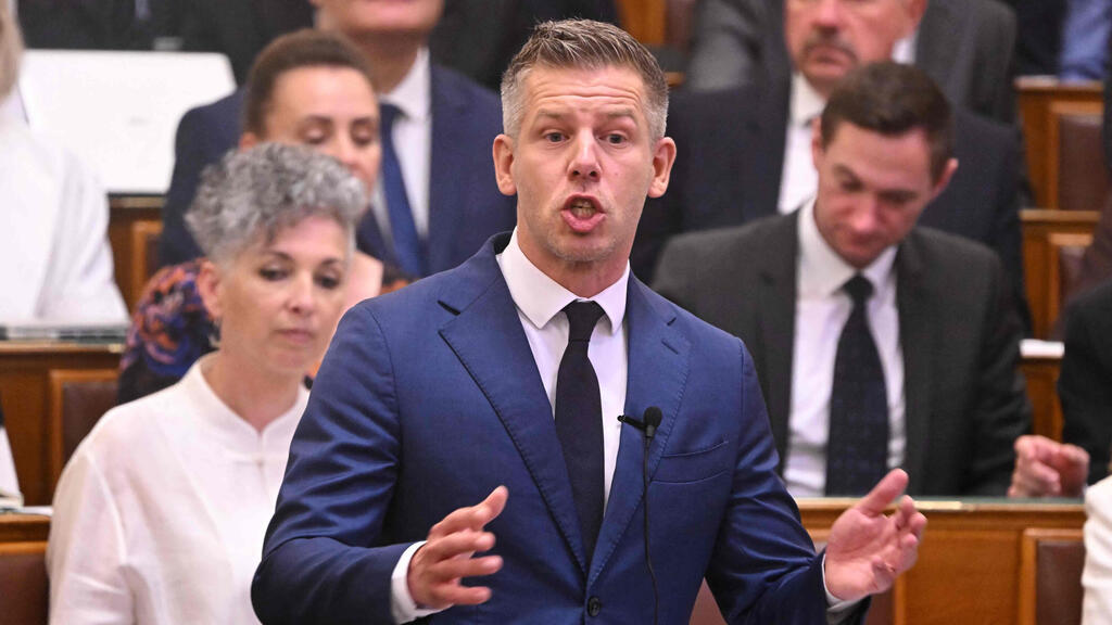 Continuing to dismantle centers of power; Magyar (Photo: Attila Kisbenedek/AFP) ראש ממשלת הונגריה פטר מדיאר ב פרלמנט תיקון לחוקה הגבלת כהונות ל ראשי ממשלה
