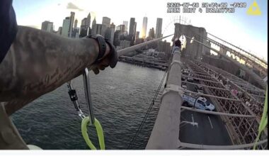 VIDEO: Bodycam footage shows NYPD officers talking woman to safety on Brooklyn Bridge