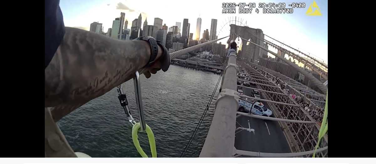 VIDEO: Bodycam footage shows NYPD officers talking woman to safety on Brooklyn Bridge