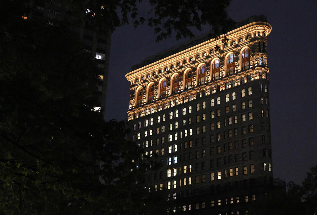The Flatiron Building lit up for the first time (Photo: AFP \ TIMOTHY A. CLARY) בניין פלאטאיירון מואר לראשונה
