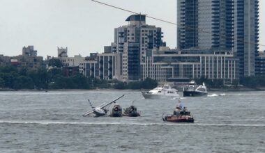 Seaplane makes hard landing on Manhattan's East River; 8 rescued