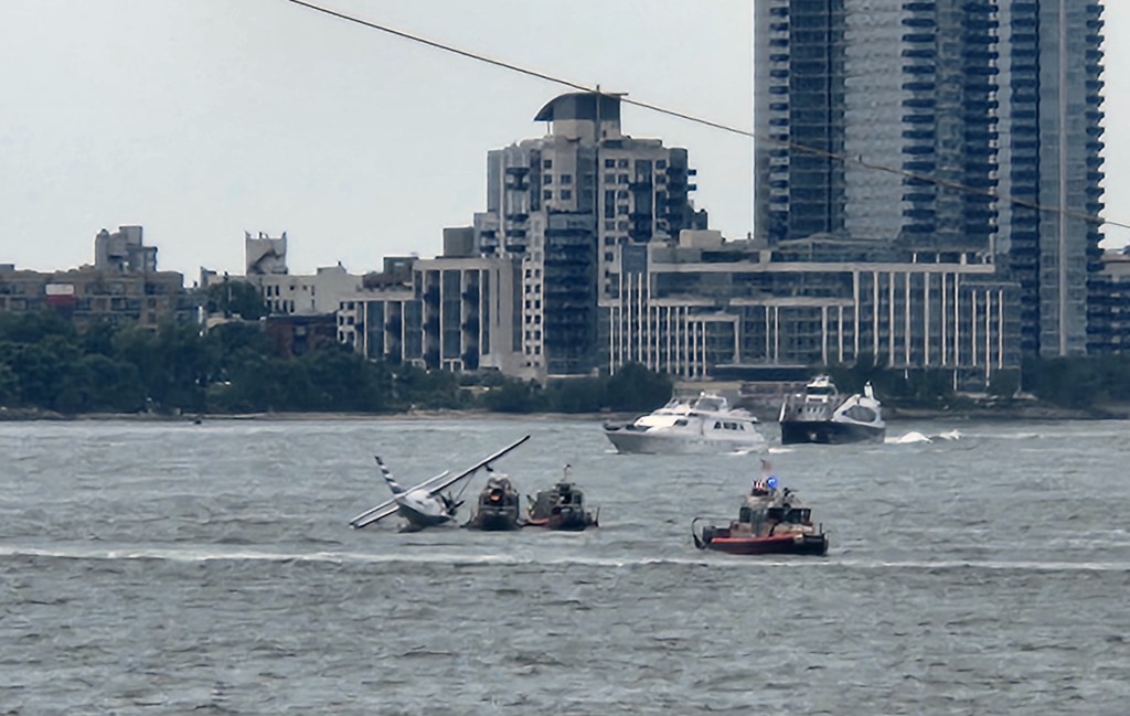 Seaplane makes hard landing on Manhattan's East River; 8 rescued