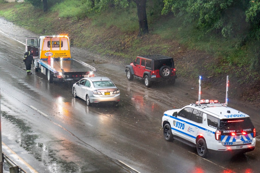 Hundreds without power in Queens, some flights still delayed in aftermath of storm, floods