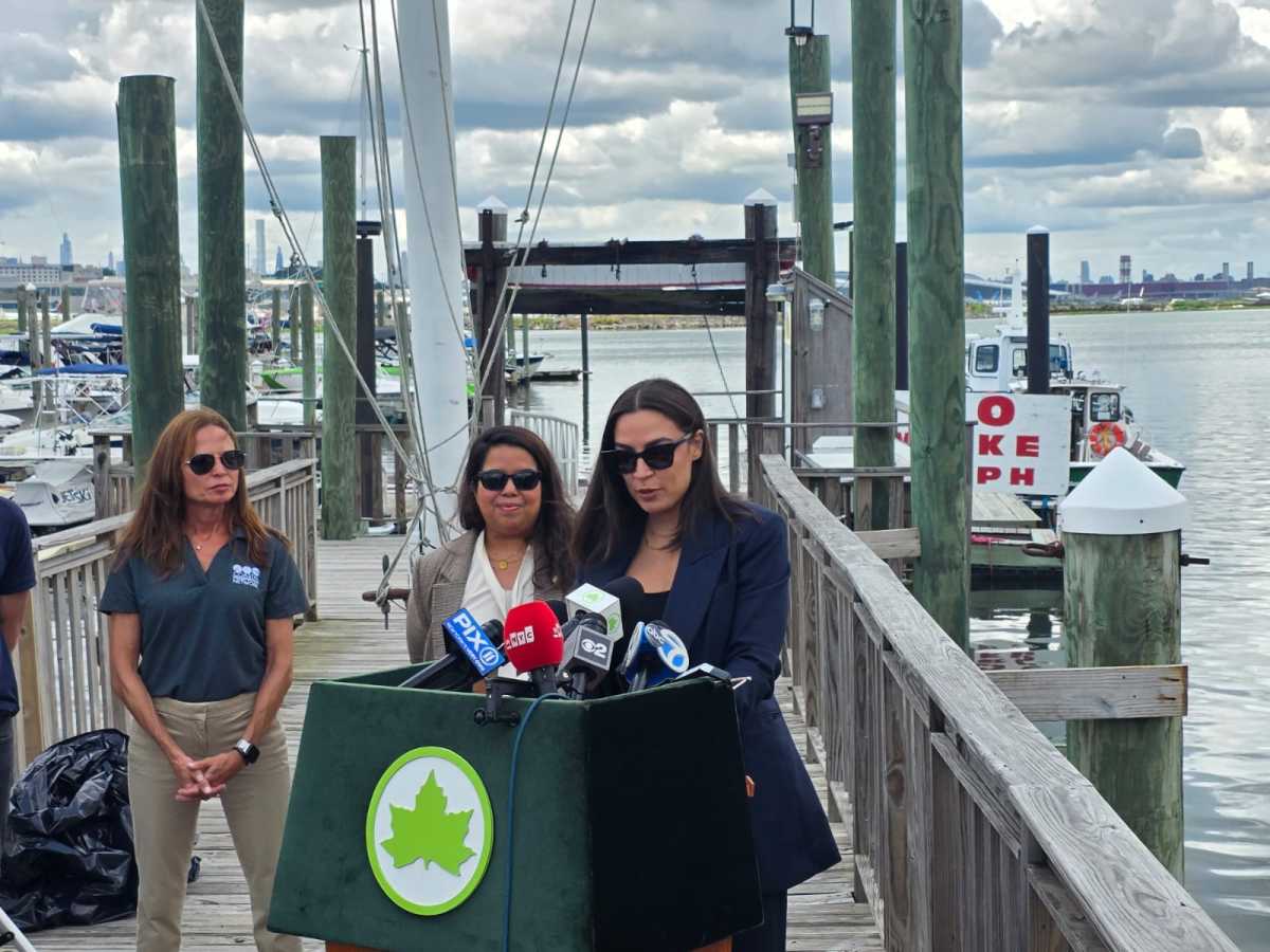AOC helps secure federal funding to remove abandoned vessels from NYC waterways – QNS