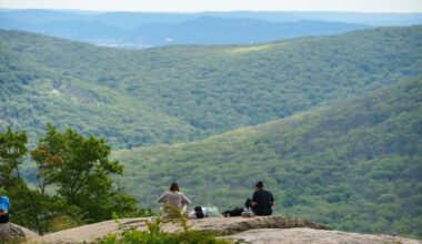 new-york-hikers-bear-mountain-state-park-ny