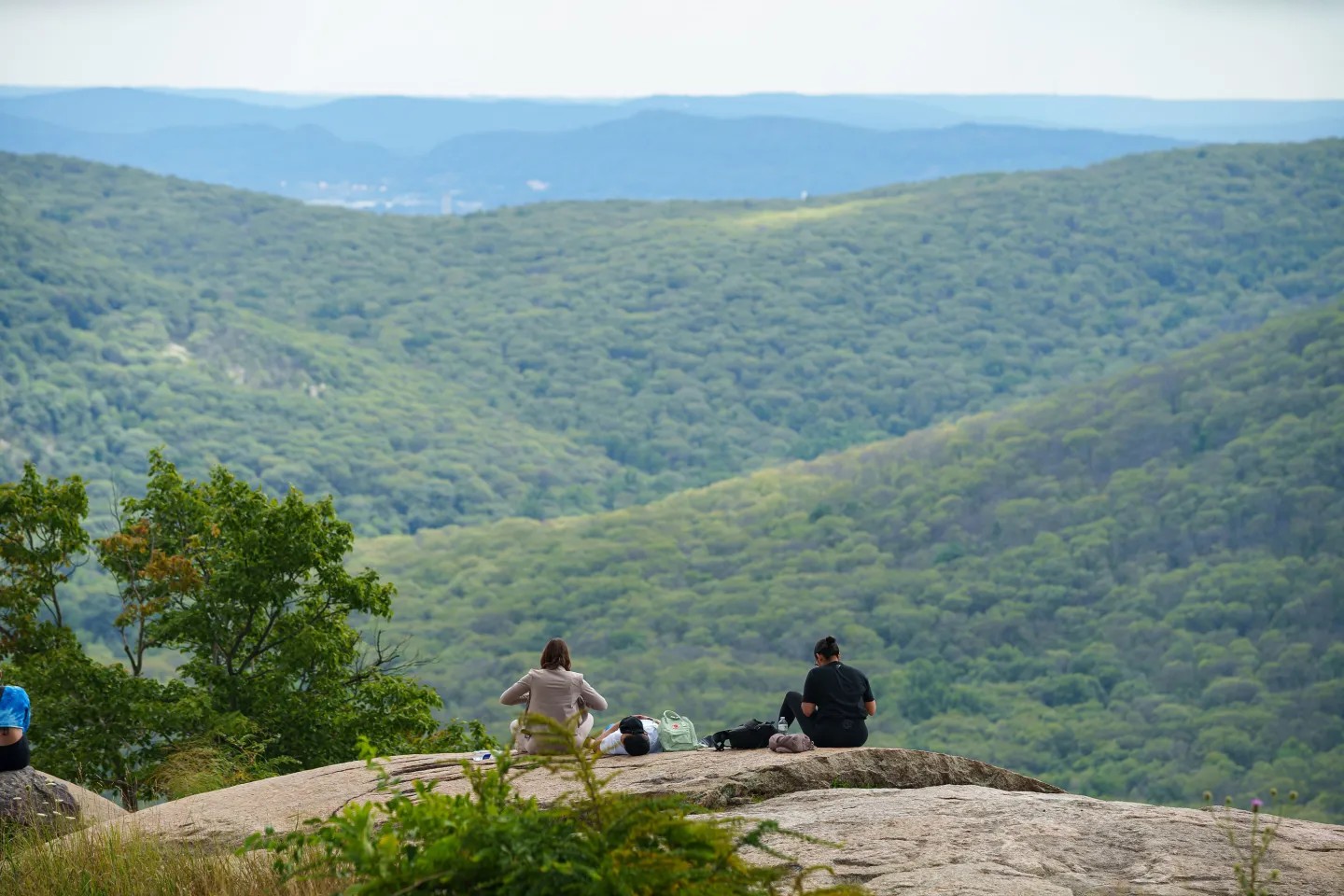 new-york-hikers-bear-mountain-state-park-ny
