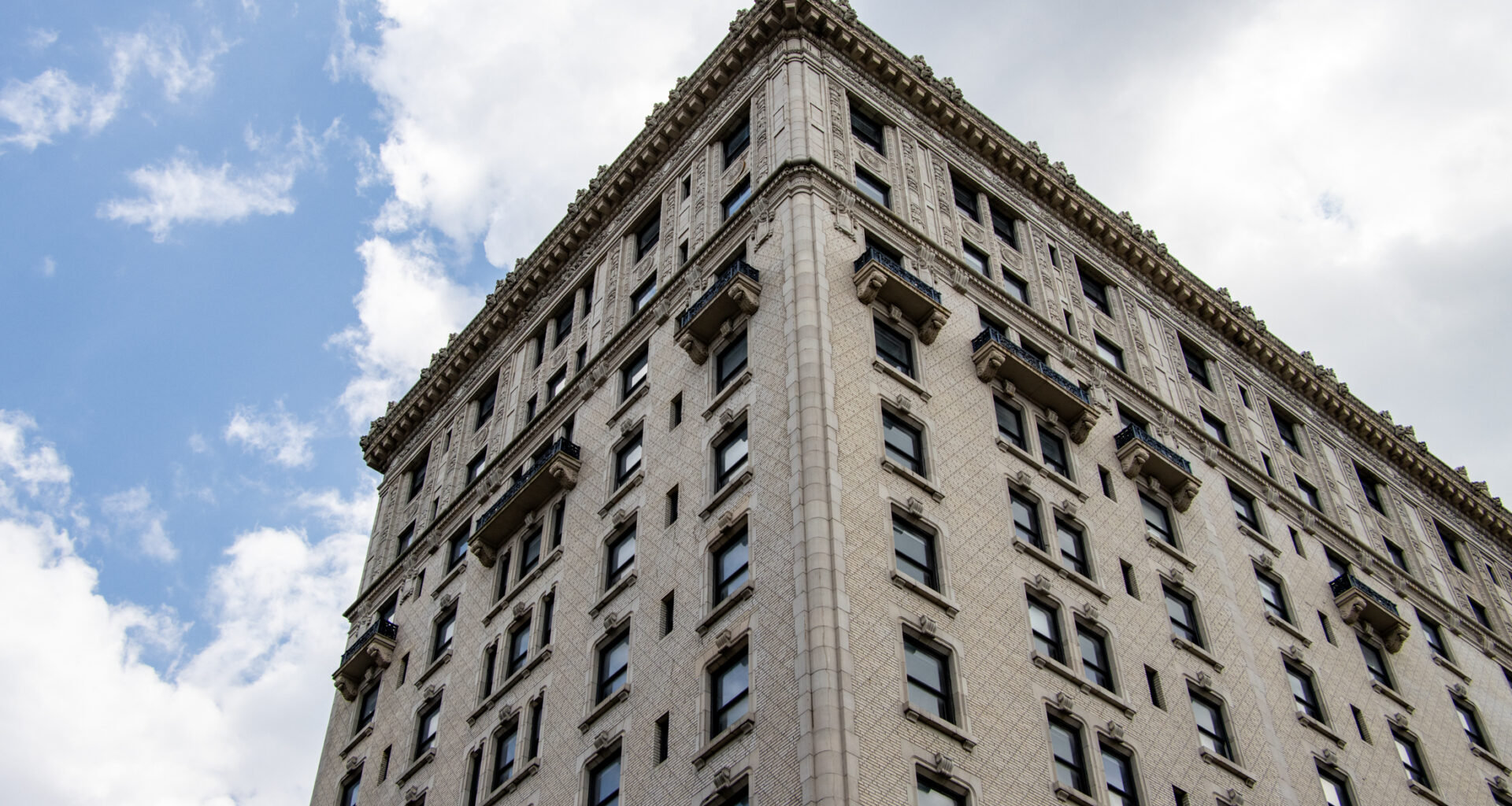brooklyn-heights-98-montague-street-hotel-bossert-june202025-sdevries-brownstoner-1