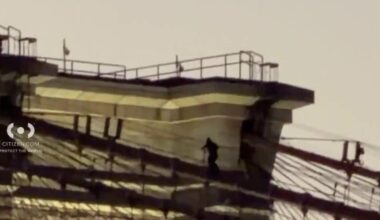 Brooklyn Bridge climber in custody after NYPD rescue