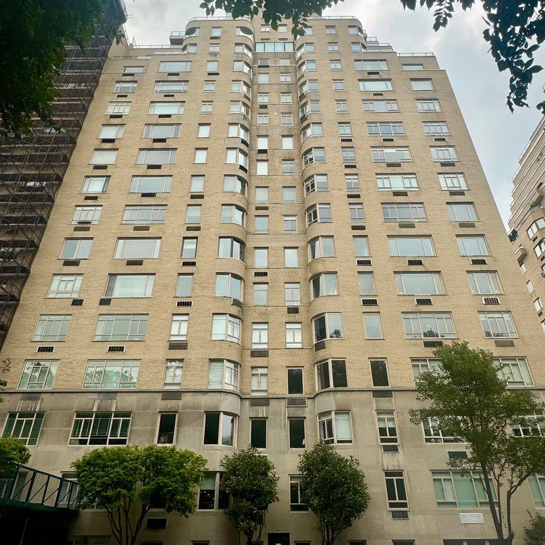 871 Fifth Avenue, a residential building on the site of where William C. Whitney's house once was