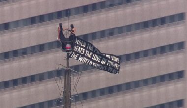 2 people climb to top of NYC's Empire State Building, fly banner