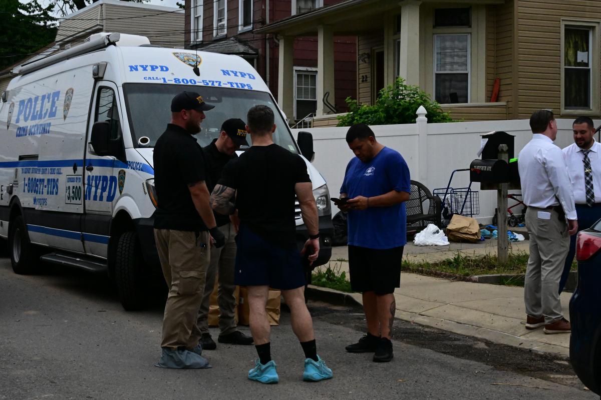 Rotting body of man found in Staten Island home after 911 caller reported foul odor: cops, sources