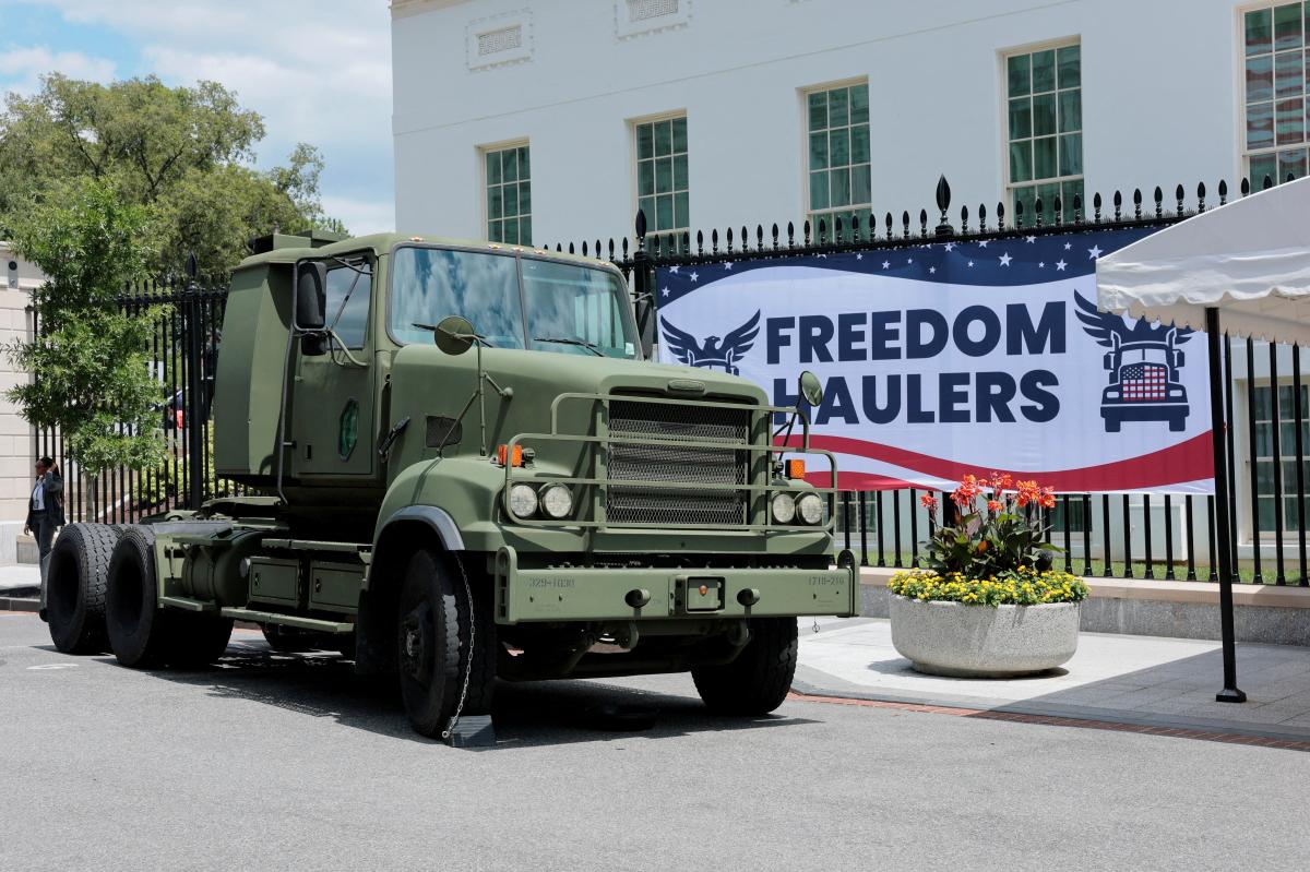 Trump gives veterans priority pass for trucking jobs after New York and California busted for illegal immigrants on the road
