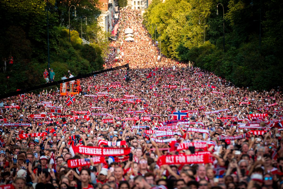 Thousands of fans gather outside Oslo's Royal Palace, eagerly awaiting the arrival of Norway's national team to celebrate its unforgettable 2026 World Cup campaign alongside the Royal Family.