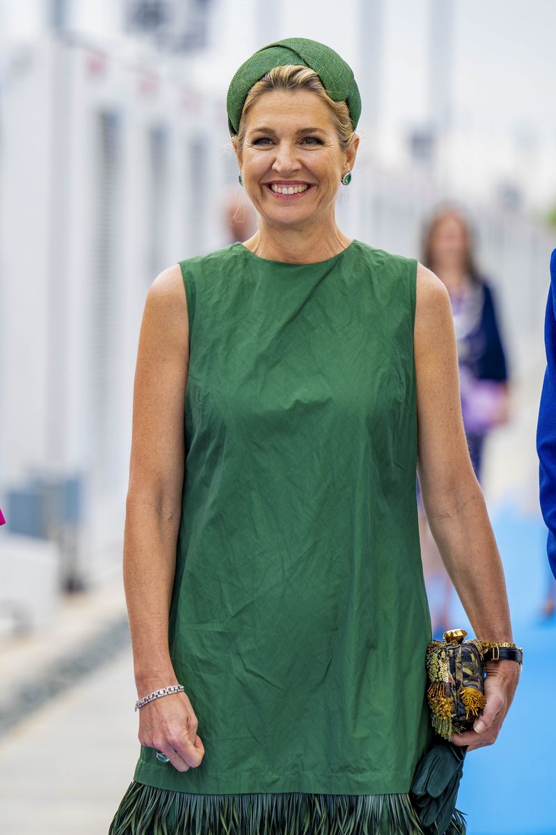 The royal paired her vibrant green dress with matching pumps, a sculptural headpiece, and elegant emerald-inspired jewelry.